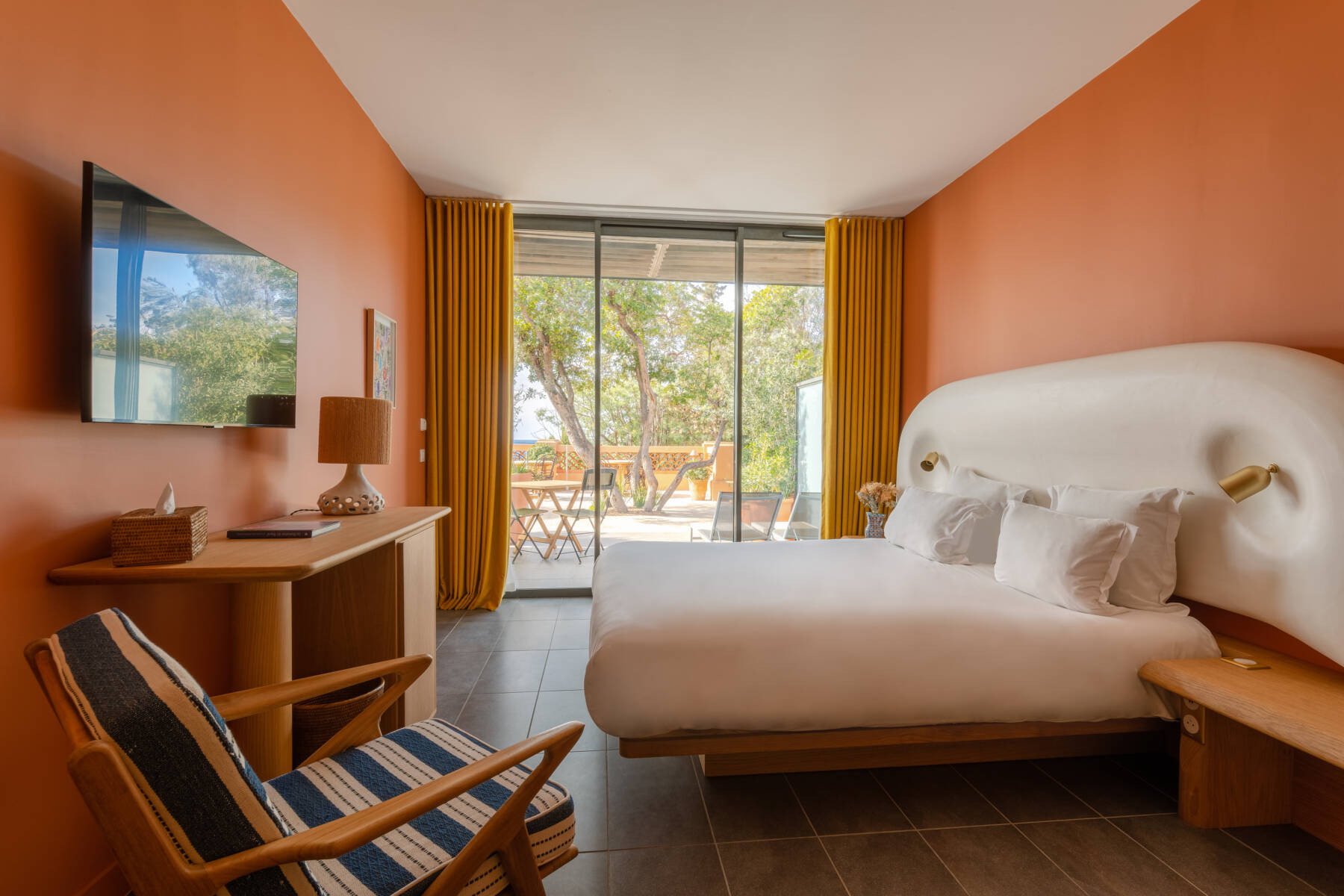 Ground floor room with terrace